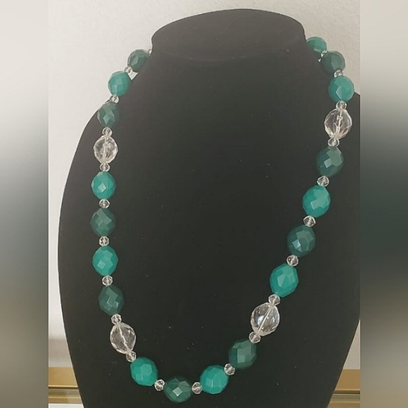 Emerald Green & Clear Beaded Necklace. 🌴 - Picture 2 of 7